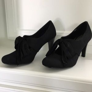 NEW NEVER WORN Ann Moreno Fabric and Satin Heels